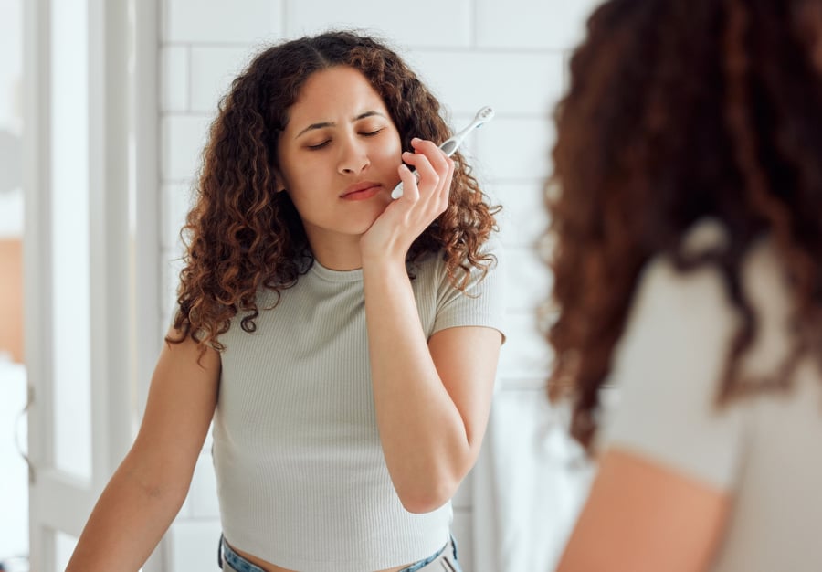 Girl with jaw pain